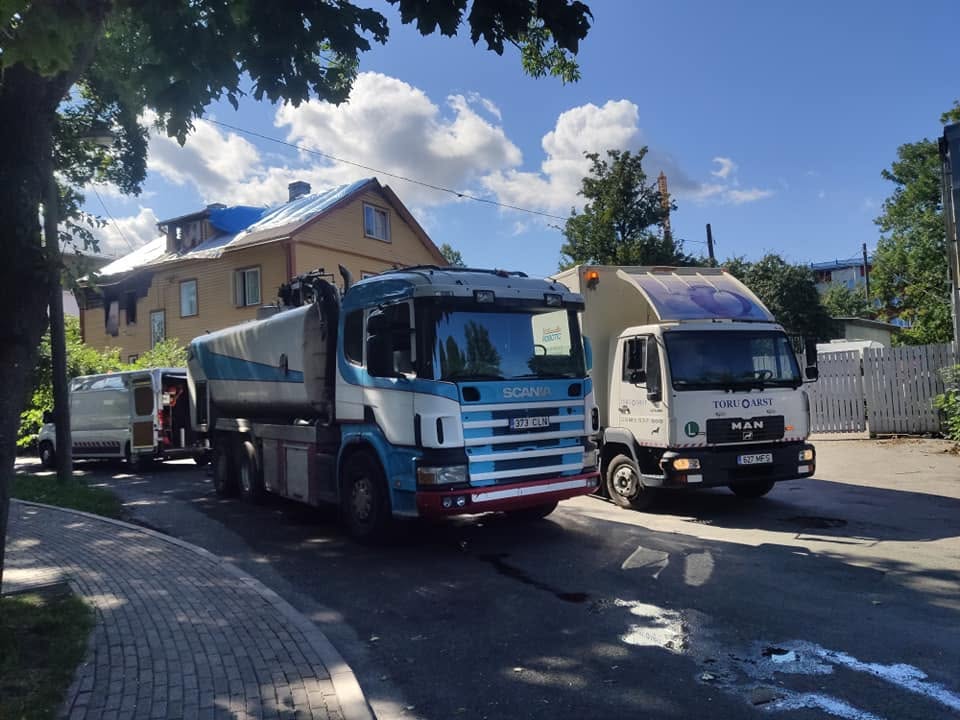 Toru Arsti auto ehitusobjektil koos ekskavaatoriga